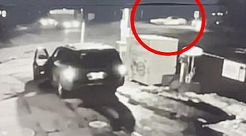 فيديو صادم كيف انشطرت سيارة نصفين وقتل ركابها