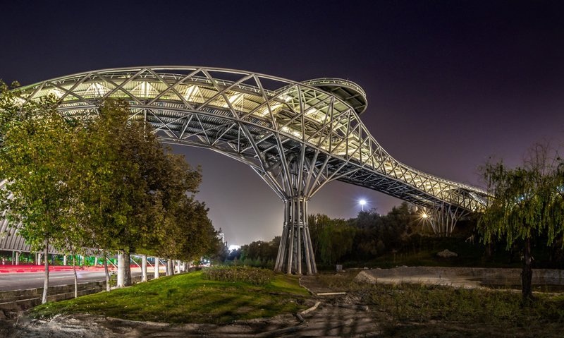 "جسر الطبيعة" في طهران 