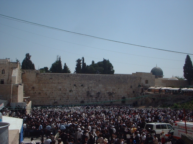 القدس - حائط البراق - عباده وصلاه اليهود في حائط البراق و ورقات الصلاة 