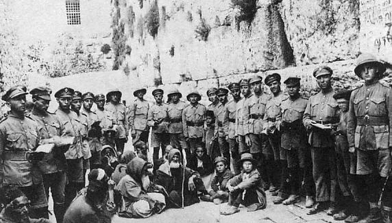 القدس - جنود الفيلق اليهودي عند حائط البراق بعد الغزو والاحتلال البريطاني في الحرب العالمية الأولى (1917م"
