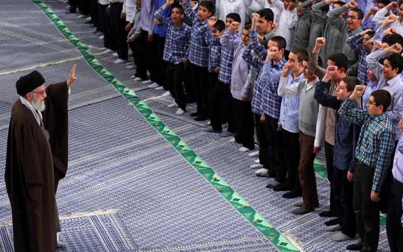 الإمام الخامنئي في حفل تكليف التلامذة:مستقبل البلاد مرهون بكم، استعدّوا