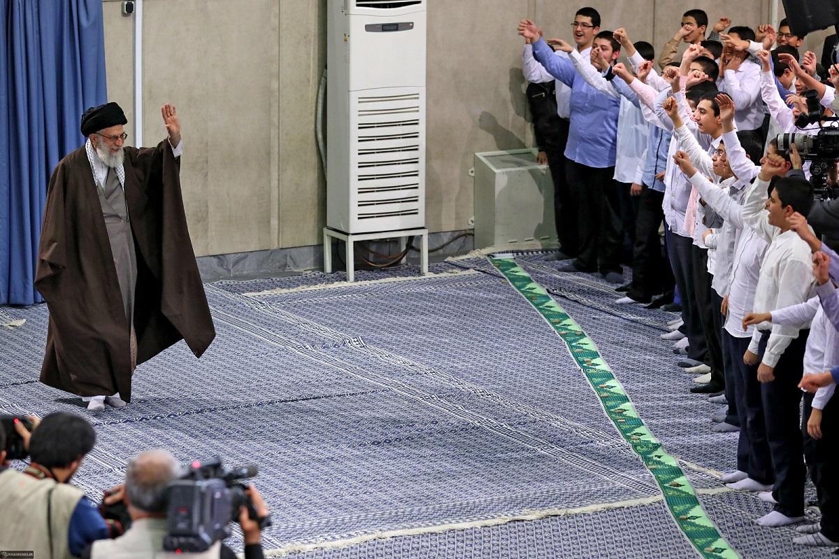 إقامة حفل تكليف لتلامذة مدينة طهران بحضور الإمام الخامنئي