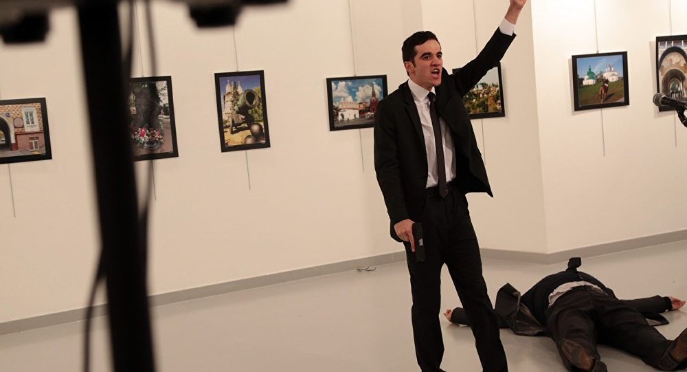 وفاة السفير الروسي لدى تركيا إثر هجوم مسلح في انقرة