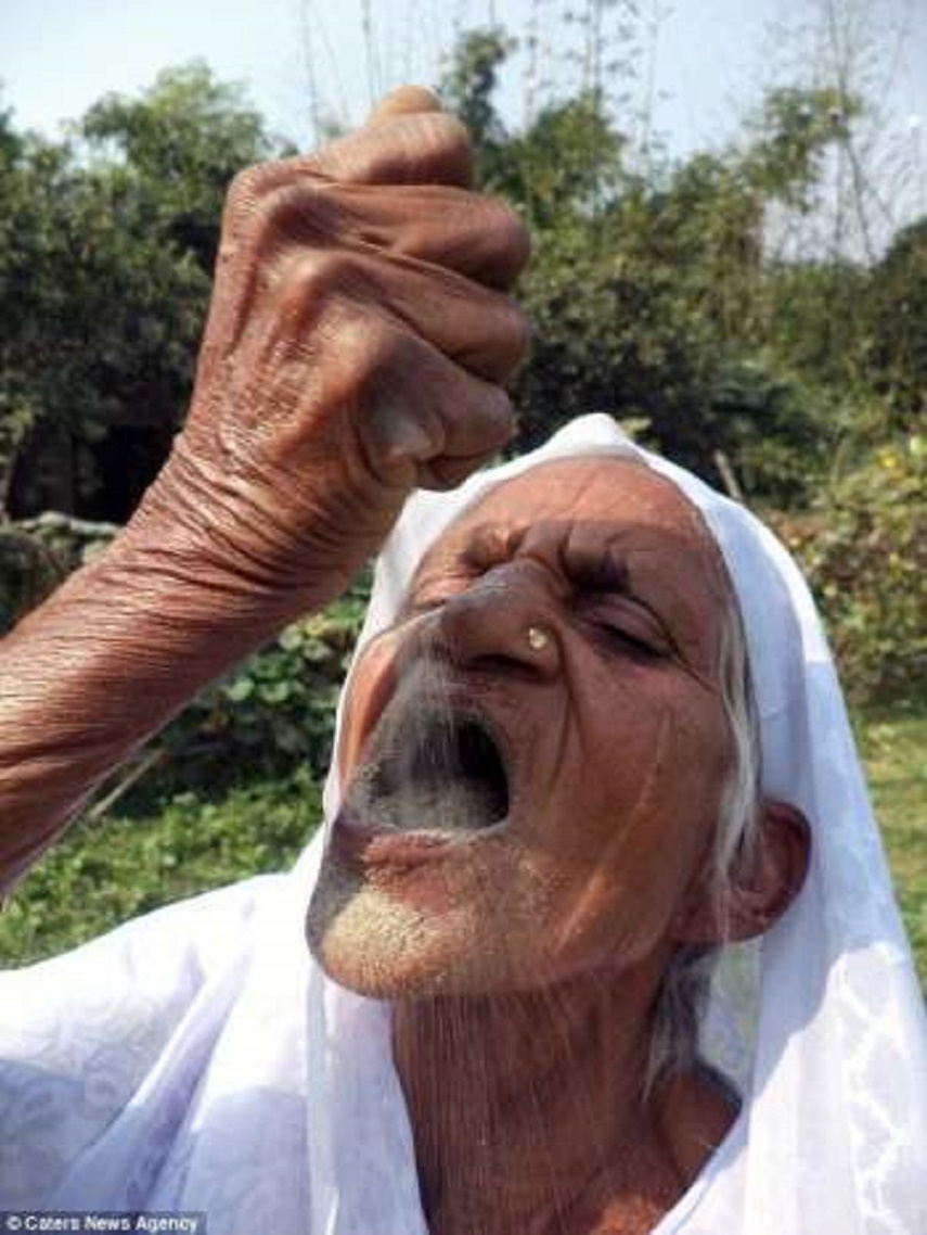 بالصّور: مسنّة هندية تأكل الرّمل لمدّة 60 عاما وتكشف عن سرّ صحتها!