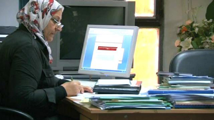 المرأة العاملة وجدلية التوفيق بين الوظيفة والتربية