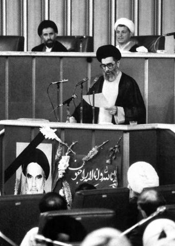 نبذة عن سيرة وحياة الإمام الخامنئي دام ظله  12