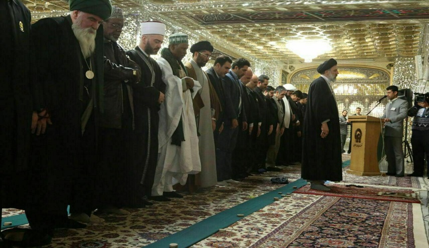 صورة : صلاة الوحدة في العتبة الرضوية بمشهد المقدسة