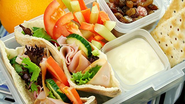 تحذير: هذه الأطعمة تصيبكم بالمرض إذا وُضعت في علب بلاستيكية!