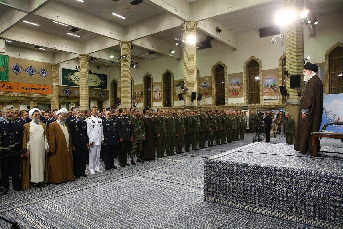 بالصور..الامام الخامنئي: تعزيز الاقتصاد يعد اليوم أولوية رئيسية للبلاد