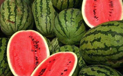 5 علامات تساعدكم على اختيار البطيخ الناضج.. بنظرة واحدة فقط !