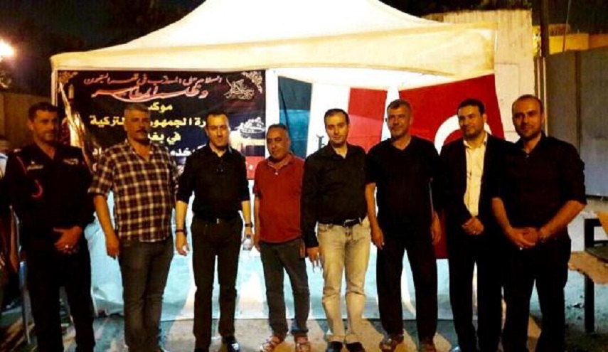 شاهد ... السفير التركي يقدم الطعام لزائري الإمام الكاظم (ع)