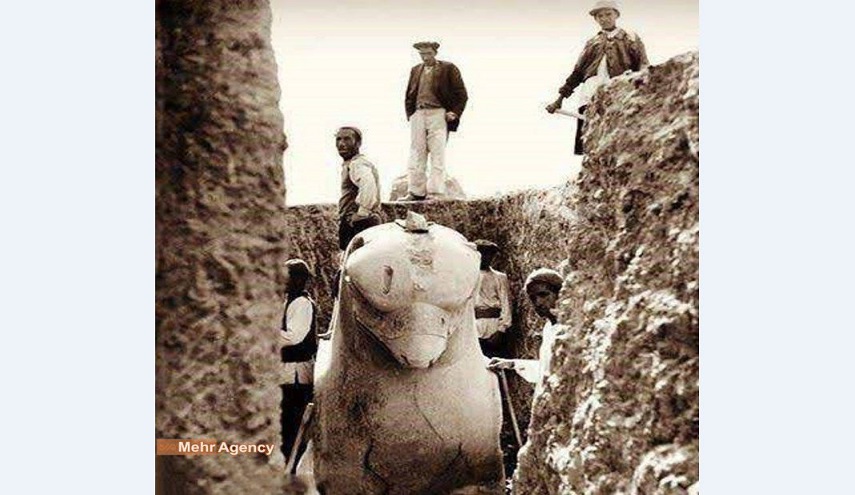 صورة.. لحظة اكتشاف وانتشال تمثال الغرفين الأخميني قبل 86 عام