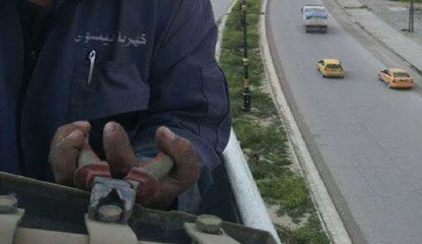 شاهد بالصورة.. مصرع عامل كهرباء عراقي بطريقة مروعة!