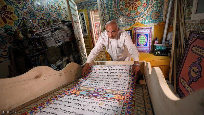 بالصور .. مصري يخط مصحفا طوله 700م ليكون الأكبر في العالم 