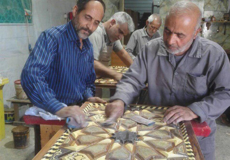 بالصور .. تركيب ألواح خشبية بأروع الزخارف لأبواب ضريح الإمام الحسين (ع)