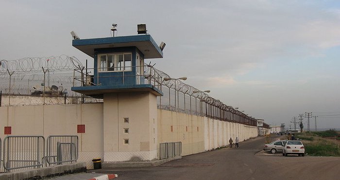 بينهم قادة كبار .. الاحتلال ينقل 30 أسيراً الى سجن عسقلان