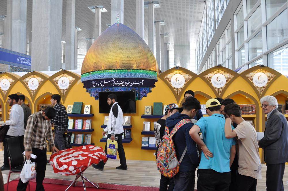 بالصّور: جناحُ العتبة العبّاسية المقدّسة محطّ أنظار مرتادي معرض طهران الدوليّ للكتاب..