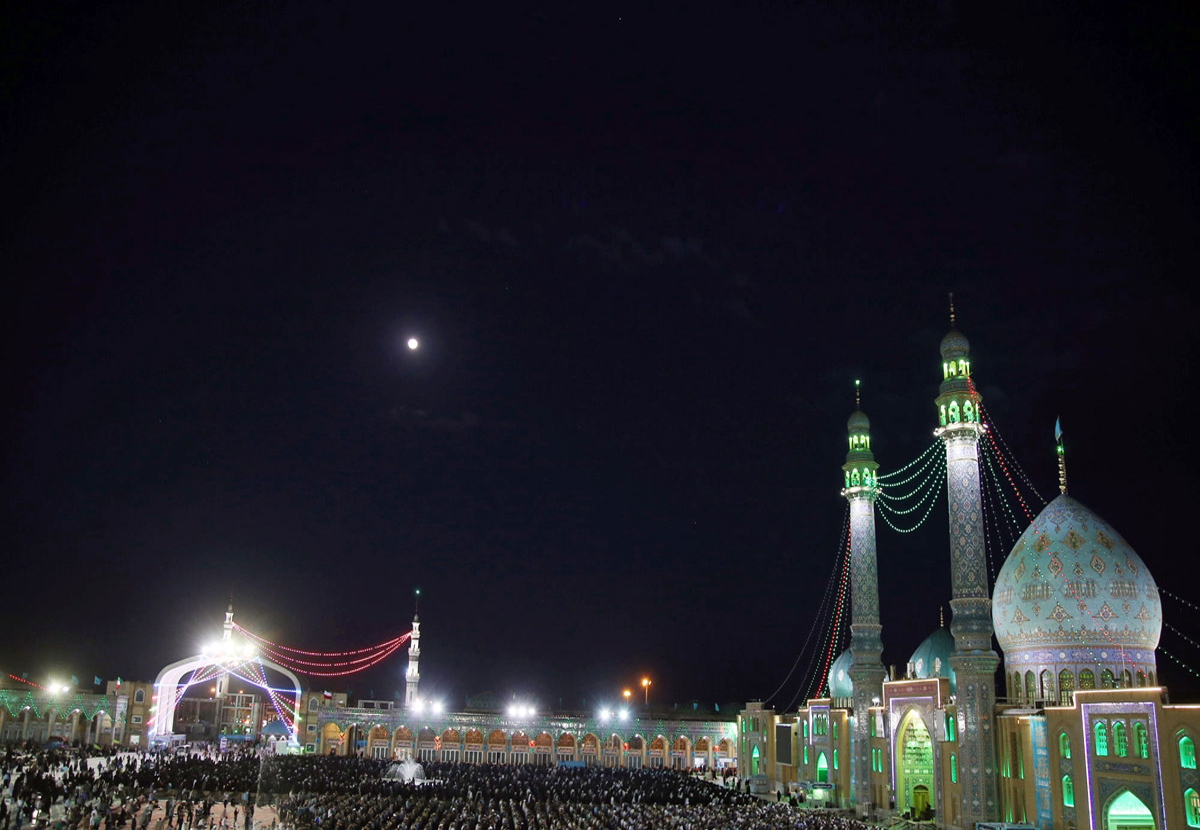 بالصور .. اجواء مسجد جمكران مع قرب ميلاد الامام المهدي (عجل الله تعالى فرجه)