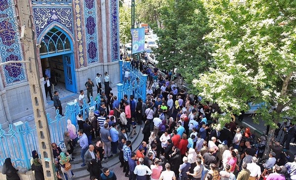 بالصور.. عملية الاقتراع في حسينية ارشاد بالعاصمة طهران