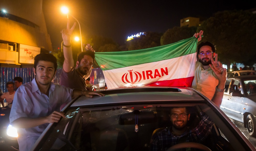 إحتفال الشعب الإيراني في شوارع طهران بعد التأهل لكأس العالم