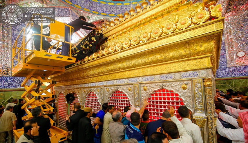 بالصور..اتشاح الشباك الطاهر لمرقد أمير المؤمنين بمعالم الحزن إيذانا بذكرى شهادته الأليمة