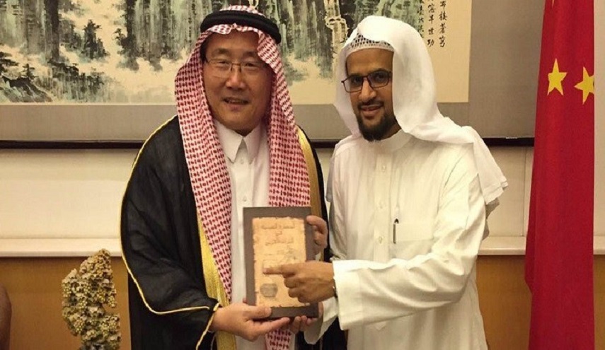 السفير الصيني لدى السعودية يفاجئ ضيوفه خلال الإفطار! (صور)