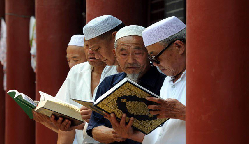 هكذا عاقبت السلطات الصينية المسلمين الصائمين في شهر رمضان!!