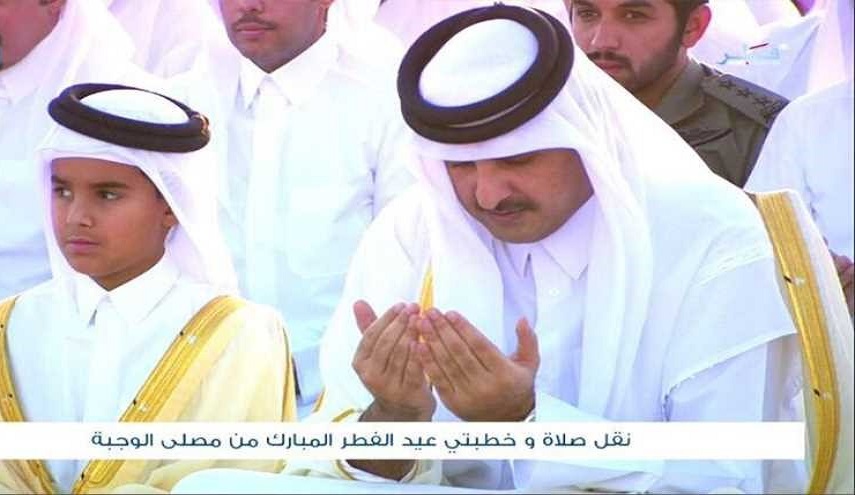 بالصور.. الحزن يسيطر على أمير قطر أثناء أدائه صلاة عيد الفطر
