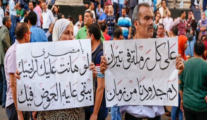 بعد تصديق السيسي على تسليم "تيران وصنافير".. معارضون مصريون يدعون إلى التظاهر في العيد