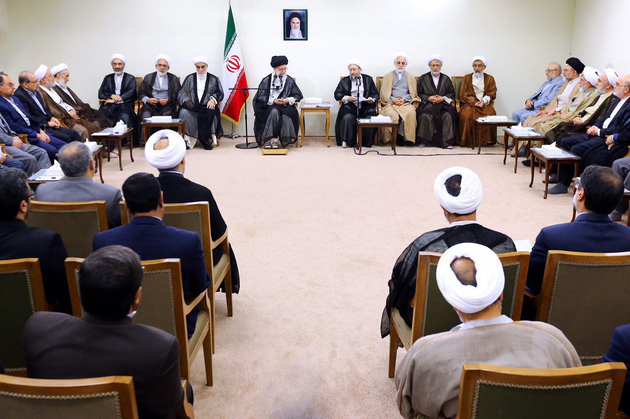 الإمام خامنئي: من واجب السلطة القضائية استيفاء الحقوق العامة والدفاع عن الحريات