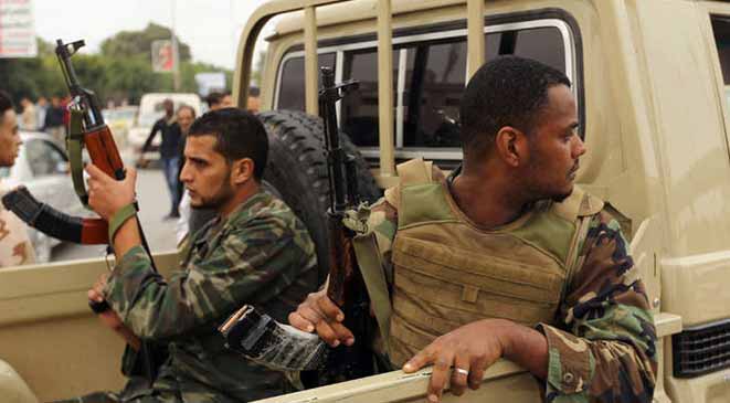 “سيلفي” لئيم وصادم .. جنود ليبيون يلتقطون الصور مع جثة مسن مقتول!