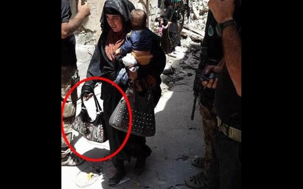 صورة صادمة من الموصل .. داعشية تفجر نفسها ومعها رضيع !