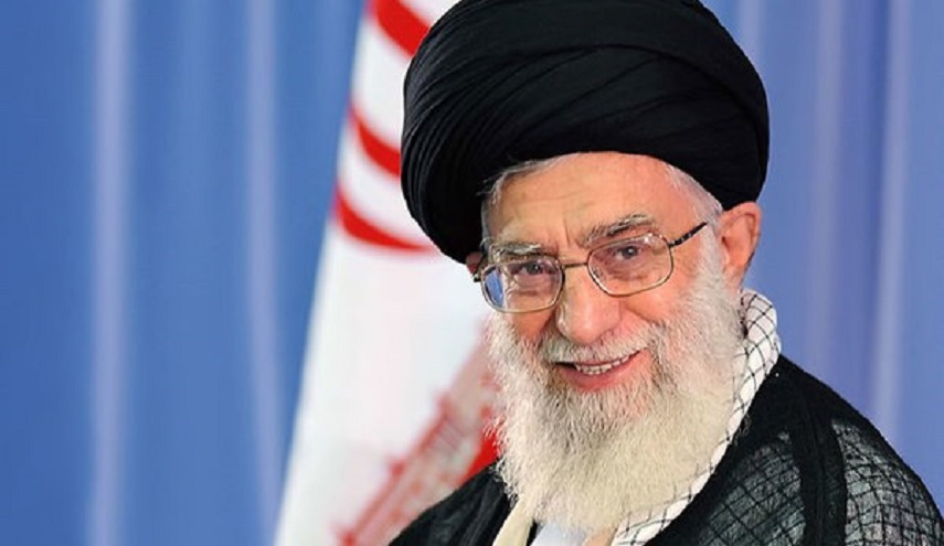قائد الثورة الإسلامية يزور منزل أسرة شهيد