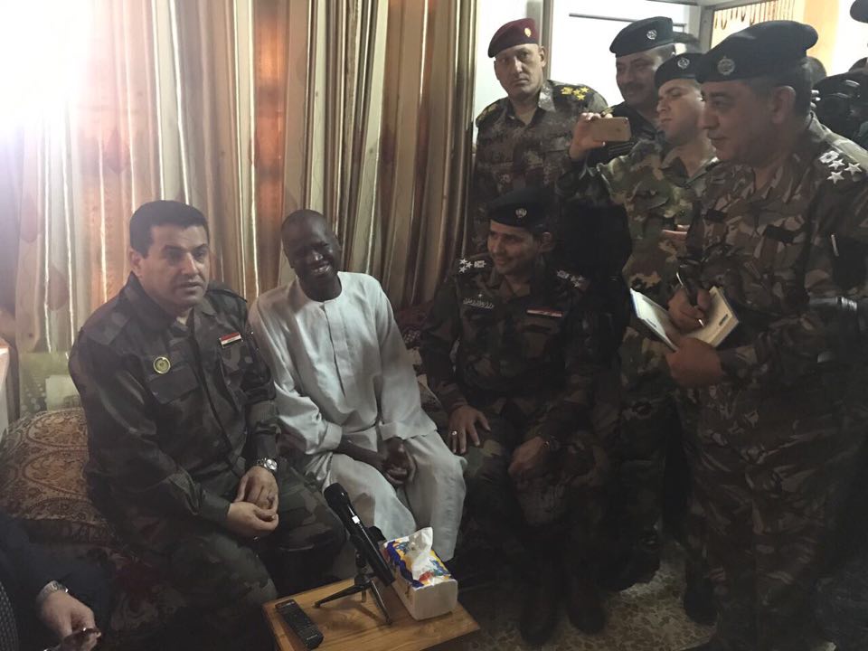 وزير الداخلية يمنح الجنسية العراقية لسوداني ظهر بمقطع فيديو يتعرض للضرب 