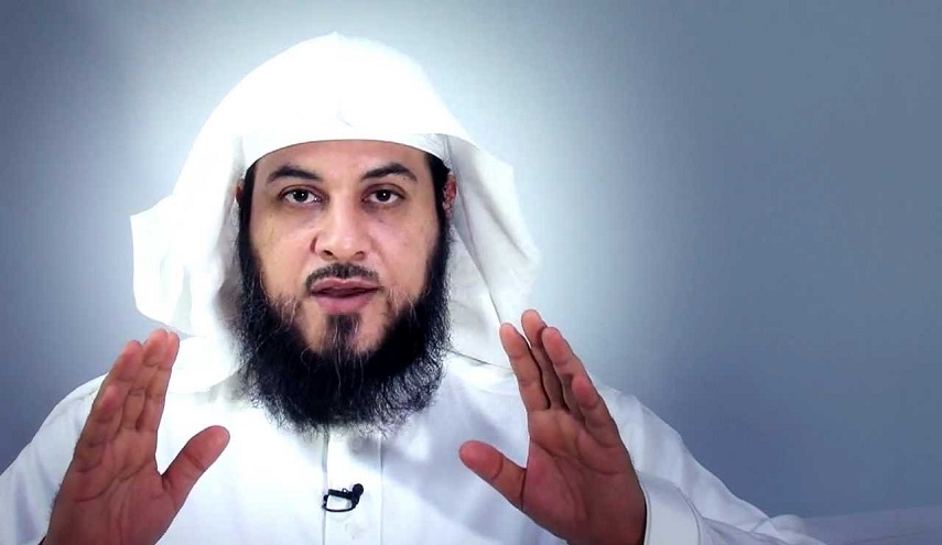 بعد تطبيله لسلمان.. آيات عرابي للعريفي: “سقطت يا منافق وسيسقط خلفك آل سعود”