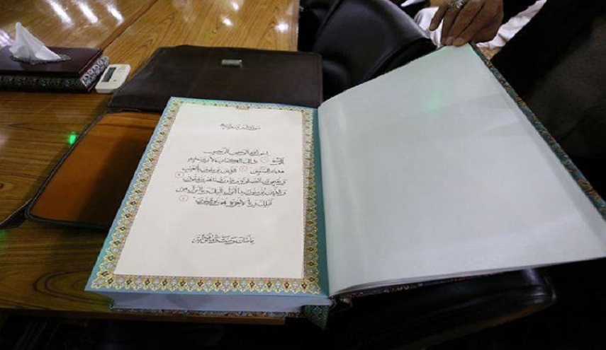 إهداء نسخة قرآنيّة مخطوطة نادرة للعتبة العبّاسية المقدّسة +صور