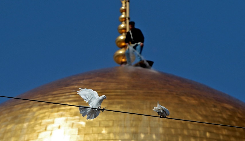 بالصور.. غسل القبة الذهبية لحرم الإمام الرضا عليه السلام