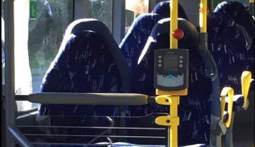 نساء منقبات أم كراسي حافلة؟.. صورة تفجر موجة من الغضب !
