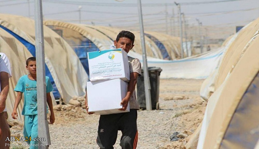 بالصور.. مكتب السيد السيستاني يوزع مساعدات إنسانية على العوائل النازحة من الموصل