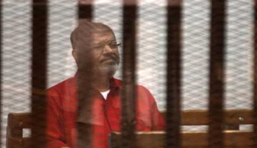 إعادة محاكمة مرسي و20 قياديا إخوانيا اليوم في «اقتحام السجون»