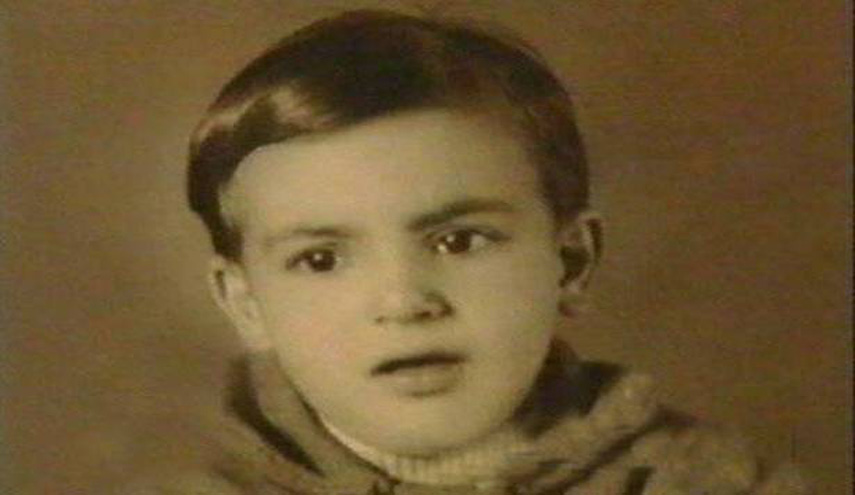 من هذا الطفل الذي يعد أحد أبرز القادة في العالم العربي؟