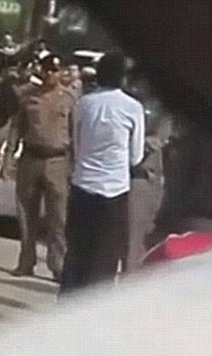 بالفيديو: جَلْد المدوّن السعودي "بدوي".. وزوجته: "كانوا يهتفون كما لو أنهم في حفلة"