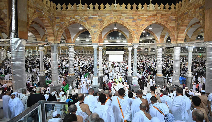 نيوزويك: السعودية حوّلت الحج لفعالية سياحية لتحصيل ملايين الدولارات