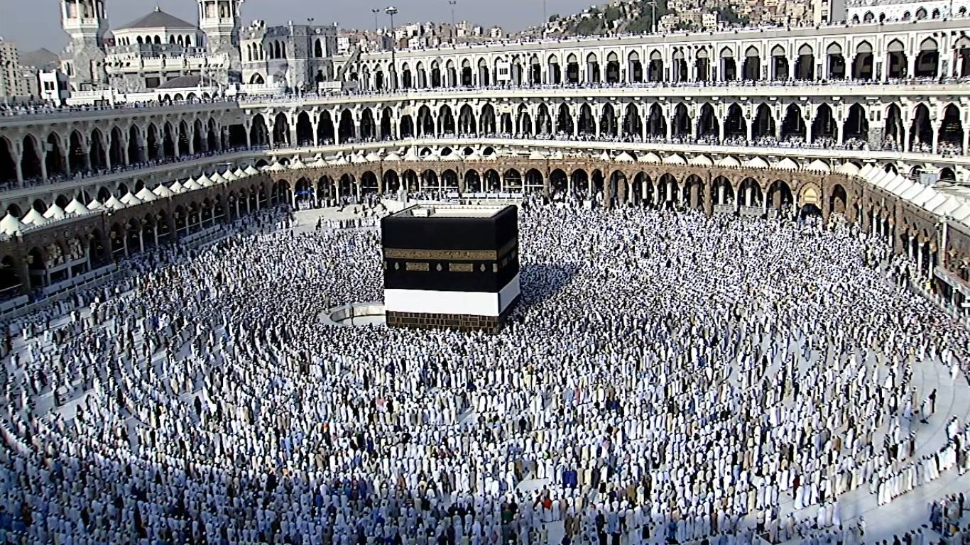 طاف حول الكعبة 700 مرّة من دون أن يحجّ.. إليكم قصّته!