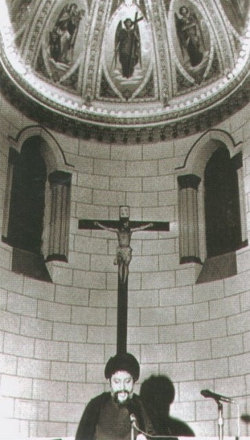 امامي در كليسا ايستاده است 