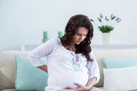 آلام الظهر أثناء الحمل .. الأسباب والعلاج