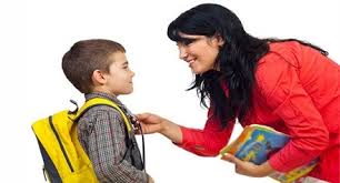 كيف تساعدين طفلك على ارتداء ملابسه المدرسية؟