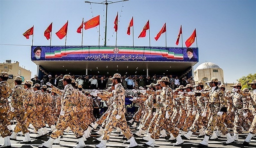 انطلاق العروض العسكرية في طهران وانحاء ايران