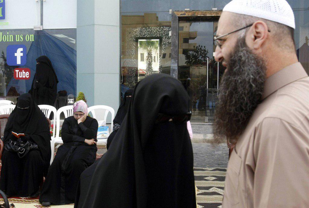 كيف علقت زوجة الارهابي احمد الأسير على حكم إعدامه