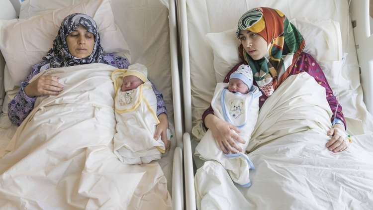 لأول مرة في العالم.. أم عربية وابنتها تنجبان في نفس اللحظة